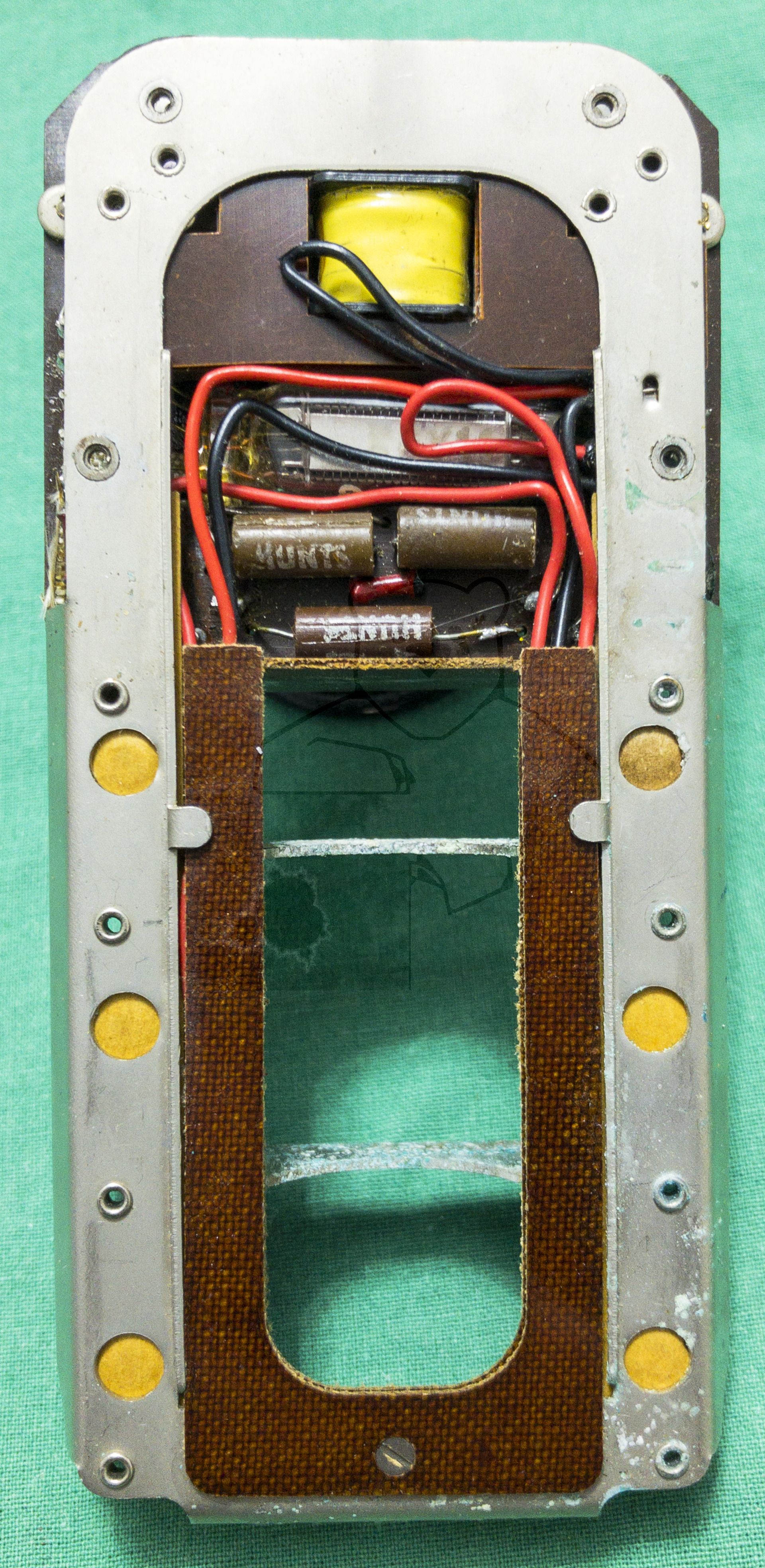 Hörgerät "Fortiphone Type 20", ca. 1949, Innerer Rahmen ohne Ummantelung mit dem Batteriehalter und Elektronik (Rückseite)